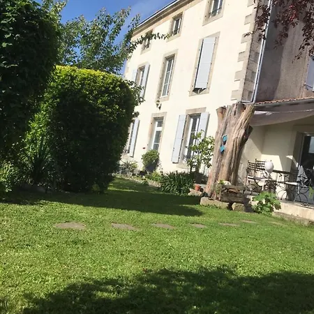 Chez Guilem Сен-Мексан-л'Эколь